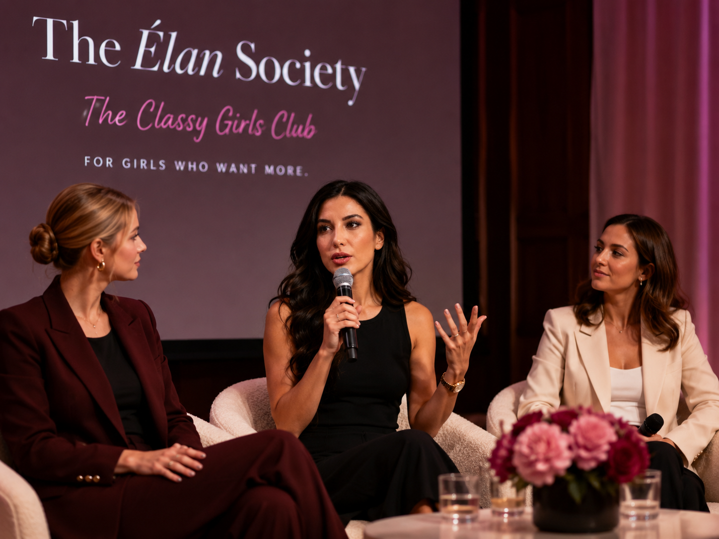 Drei Frauen im Gespräch beim Red Room Panel der Élan Society