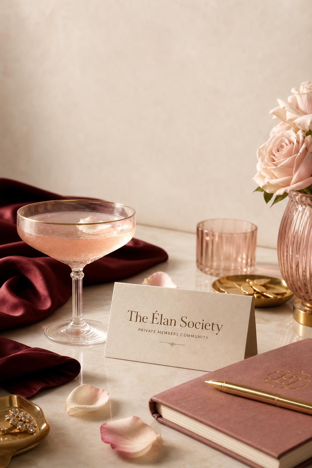 Élan-Society-Setting mit Rosé, Kärtchen, burgunderroter Seide und Blumen